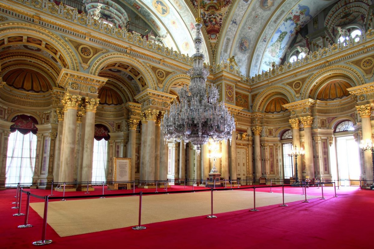 Muayede Salonu’nun Görkemli Tanıkları: Osmanlı’da Bayramlaşma Törenleri ve Protokol