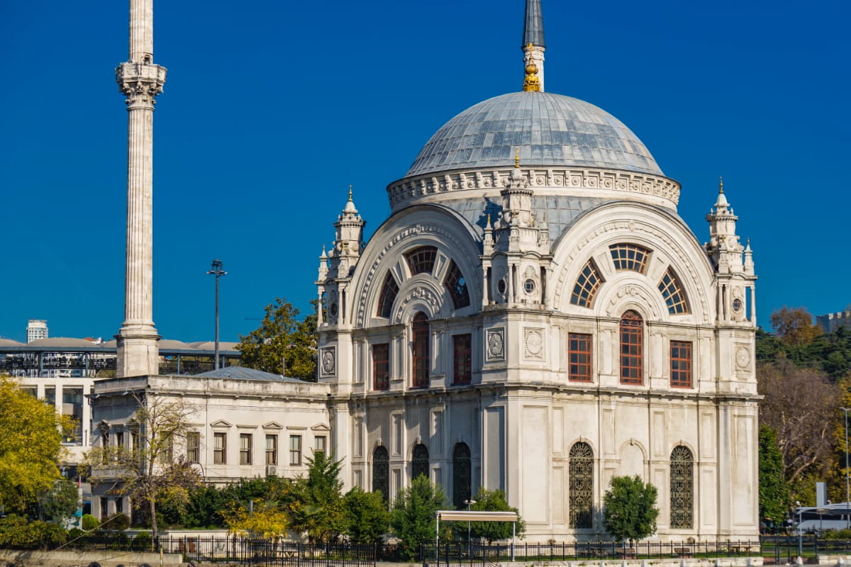 Sarayın İhtişamlı Komşuları: Dolmabahçe Camii ve Saat Kulesi
