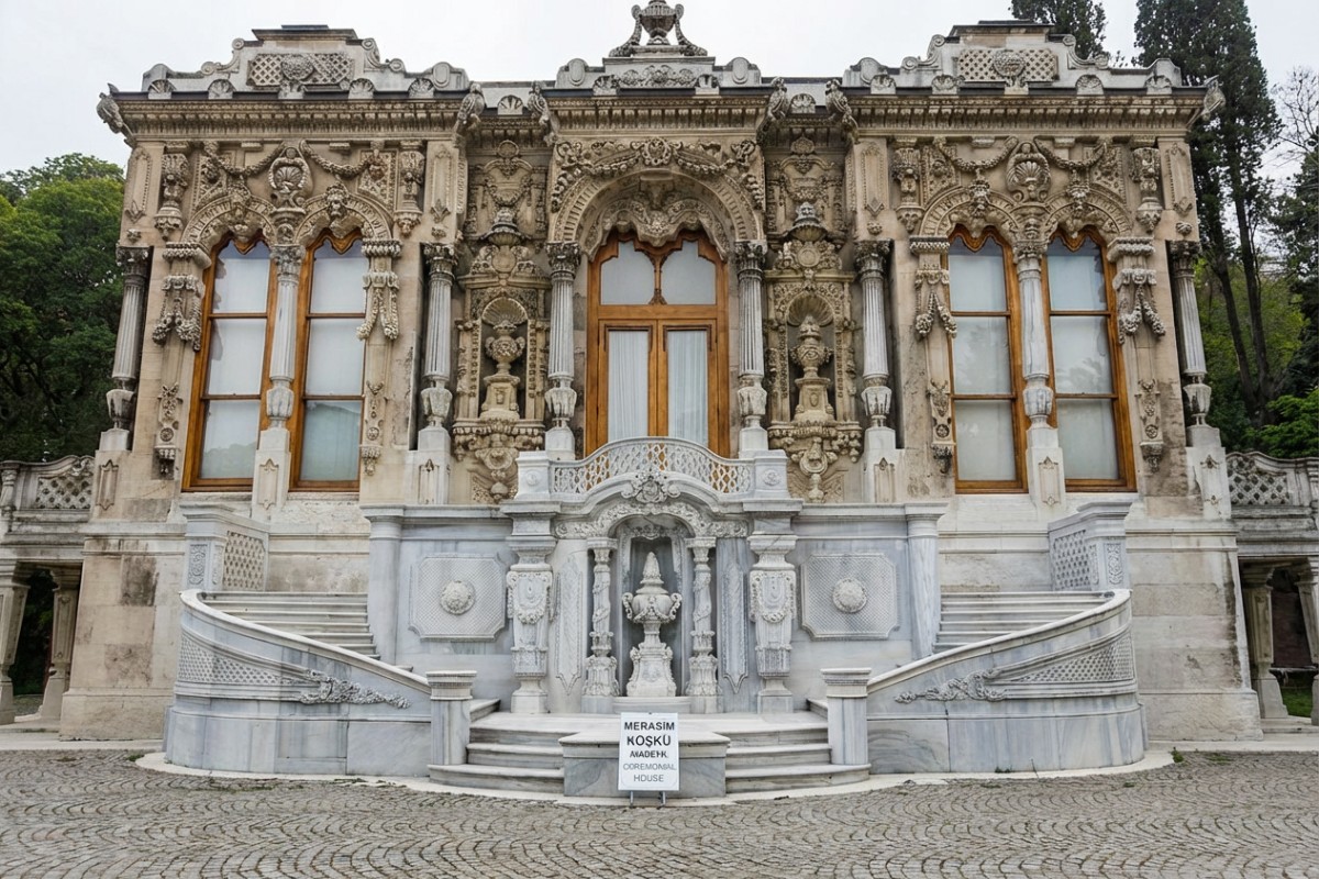 O Paraíso Escondido de Beşiktaş: Pavilhões da Tília e o Prazer do Hasbahçe