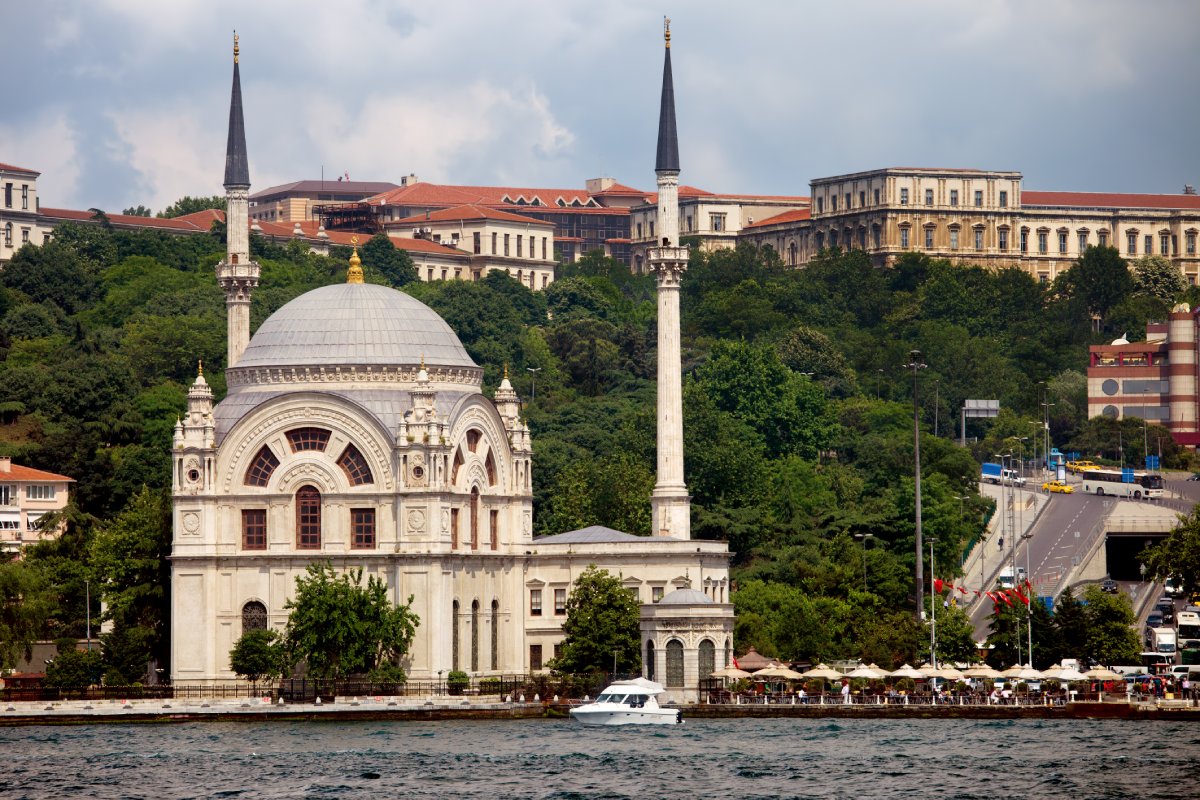 لؤلؤة الباروك على البوسفور: مسجد بزم العالم والدة السلطان