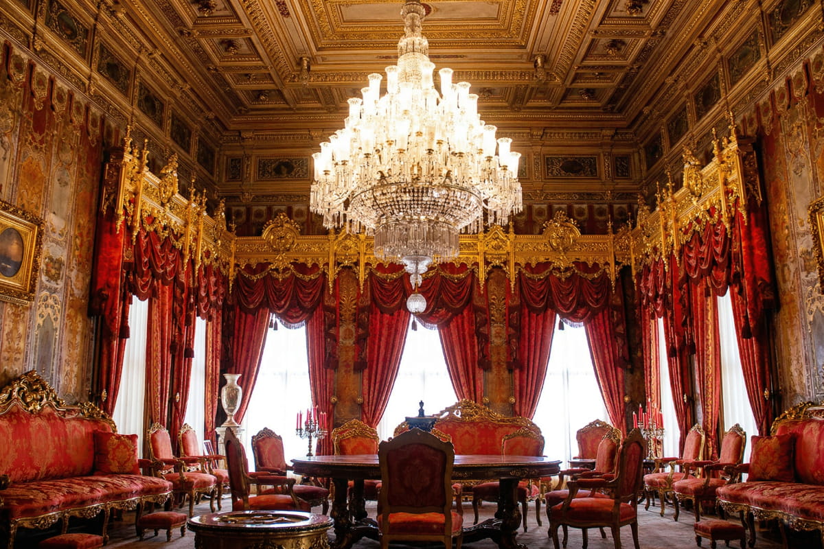 محطة الدبلوماسية الحمراء: الأسرار الزخرفية لصالة سوفرة