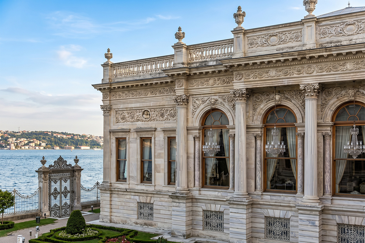 Architektonische Details des Dolmabahçe-Palastes: Barock- und Neoklassizismus-Einflüsse
